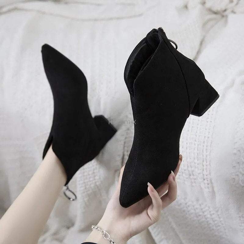 Elegant one-piece upper design small boots