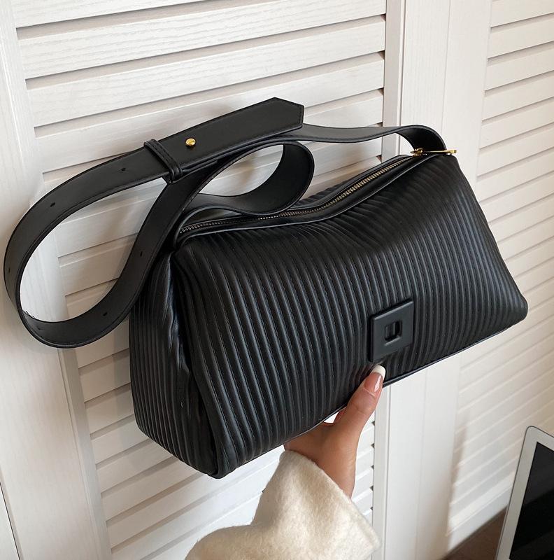 Stylish High-capacity Commuter Shoulder Bag